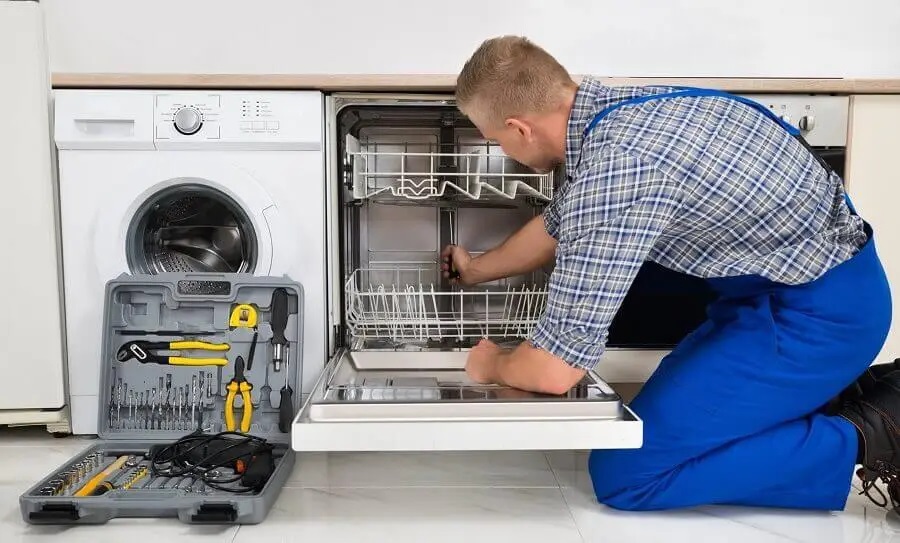 Çiğli Maytag servisi teknisyen ekibi beyaz eşya tamiri yaparken